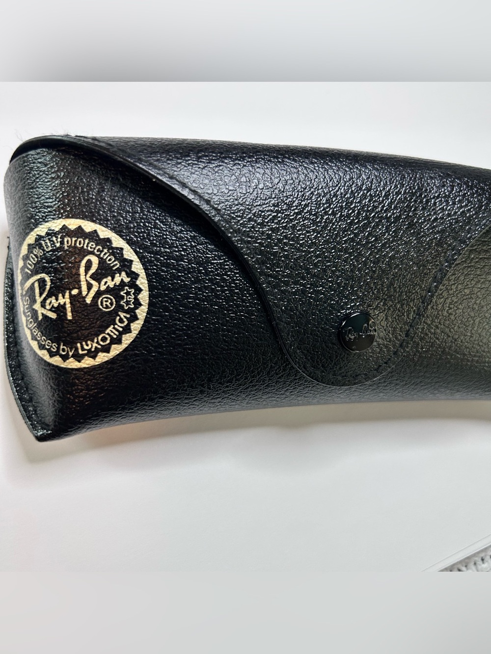 Ray-Ban Black Universal Glasses Sunglasses Medium Hard Case Snap Closure